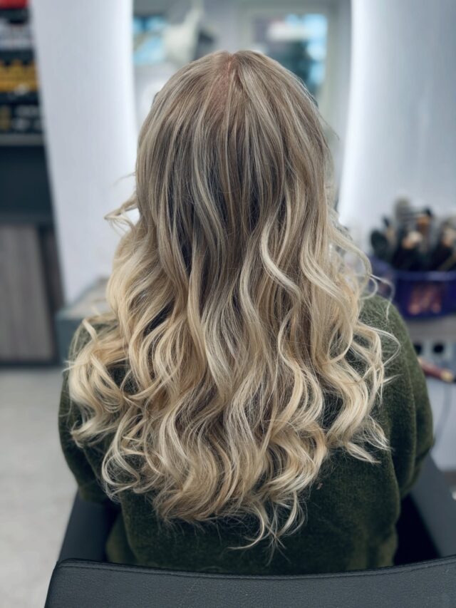 Manchmal braucht es gar keine große Veränderung – nur ein Glossing.Nach vier Monaten Balayage reicht ein  Frischekick, damit das Blond wieder klarer, weicher und lebendiger wirkt.Ein kleiner Moment im Salon, der sich gleich ein bisschen nach ‚neu‘ anfühlt.Kommt gerne vorbei und
✨lasst Euch verzaubern ✨📲 WhatsApp 055134527www.salon-lange.de#salonlange #friseurgöttingen #göttingenfriseur #blondehair #gloss