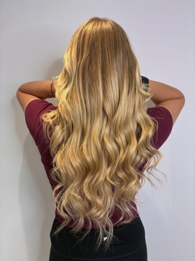 Mehr Länge. Mehr Fülle. Einfach Traumhaar. ✨

Für diese Verwandlung haben wir mit den Hairdreams Quikkis gearbeitet – Tapes, die sich wunderschön und harmonisch ins Eigenhaar einfügen. 🤍

Das Ergebnis: natürliche Übergänge, traumhafte Länge und eine Fülle, die einfach WOW aussieht. ✨

Hairdreams Quikkis – für Haare, die man am liebsten nie wieder kürzer tragen möchte. 🤍

Kommt gerne vorbei und 
✨lasst Euch verzaubern ✨

📲 WhatsApp 055134527

www.salon-lange.de

#salonlange #friseurgöttingen #hairdreamsquikkies #hairdreamsextensions #gottingen